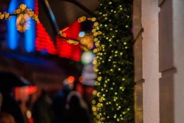 Işıklı Noel süslemeleri. Hollanda 'nın Maastricht caddelerinde aydınlanma ve süslemeler. Şehirde Noel ve alışveriş.