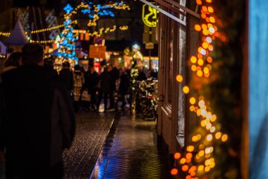 Hafif bir gece Bokeh City bulanıklığı. Noel Aydınlatma. Noel festivali, kış, yeni yıl konsepti. Soyut arkaplan.