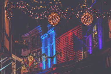 Işıklı Noel süslemeleri. Şehrin sokaklarında aydınlanma ve süslemeler var. Şehir caddesinde renkli Noel aydınlatması.