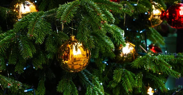 Vinter Jul Bakgrund Med Gran Grenar Och Julbollar Dekorerad Julgran — Stockfoto