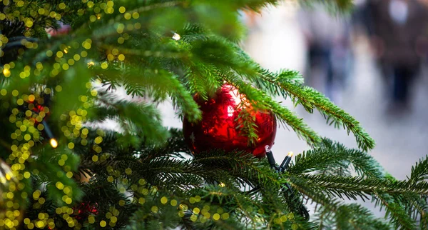 Zimowe Boże Narodzenie Tło Gałązek Jodły Kulki Świąteczne Ozdobiona Choinka — Zdjęcie stockowe