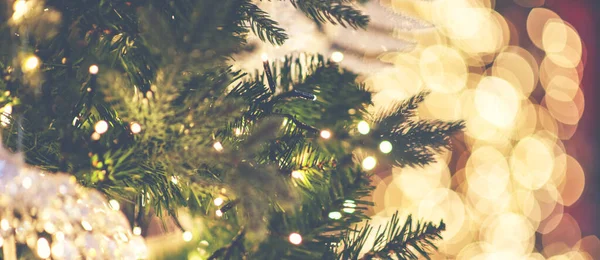 クリスマスの背景 光沢のある背景をぼかしたモミの木の枝を飾る クリスマス 新年のコンセプト — ストック写真