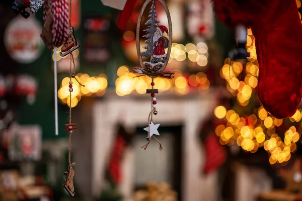 Színes Karácsonyi Dekoráció Maastrichti Karácsonyi Piacon Ajándékok Fenyőágak Dekorációk Homályos — Stock Fotó