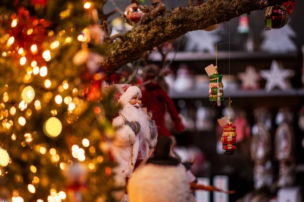 ヨーロッパの伝統的なクリスマスマーケットでカラフルな装飾 伝統的なクリスマスマーケットでウィンドウショッピング 町の広場でショッピング 冬の休日のお土産店 — ストック写真