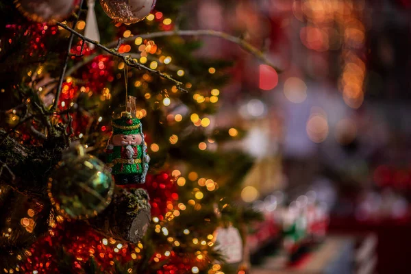 Árvore Natal Decorada Fundo Desfocado Ano Novo Natal Fundo Férias — Fotografia de Stock
