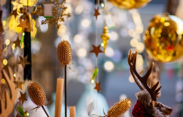 金の輝きライトの背景とクリスマスの休日の組成 背景のぼやけたクリスマスの装飾 — ストック写真