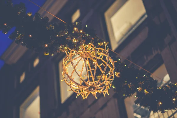 圣诞假期装饰与灯 荷兰马斯特里赫特街道上的节日照明和装饰 — 图库照片
