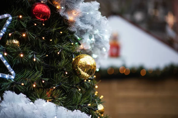 モミの枝やクリスマスボールと冬のクリスマスの背景 ぼやけた背景に飾られたクリスマスツリー — ストック写真