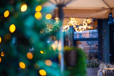 Işıklı Noel süslemeleri. Şehrin sokaklarında aydınlanma ve süslemeler var. Şehir caddesinde renkli Noel aydınlatması.