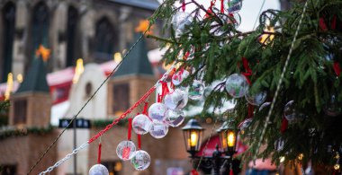 Bulanık arka planda dekore edilmiş Noel ağacı. Hollanda, Maastricht 'te Noel pazarı.