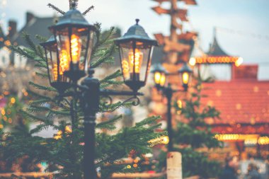 Hollanda 'nın Maastricht şehrinin tarihi merkezinde geleneksel noel pazarı. Ana meydandaki Noel pazarının manzarası çok güzel. Seçici odak