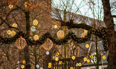 Hafif Bokeh şehri bulanıklığı. Noel Aydınlatma. Noel festivali, kış, yeni yıl konsepti. Soyut arkaplan.