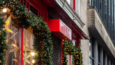 Geleneksel bir Avrupa Noel pazarında renkli dekorasyonlar. Geleneksel Noel pazarında vitrinlere bakmak. Alışveriş, kasaba meydanındaki kış tatili hediyelik eşya dükkanı. Seçici odak.