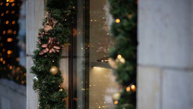 Geleneksel bir Avrupa Noel pazarında renkli dekorasyonlar. Geleneksel Noel pazarında vitrinlere bakmak. Alışveriş, kasaba meydanındaki kış tatili hediyelik eşya dükkanı..