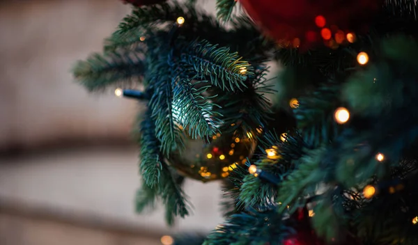 Winter Weihnachten Hintergrund Mit Tannenzweigen Und Weihnachtskugeln Geschmückter Weihnachtsbaum Auf — Stockfoto