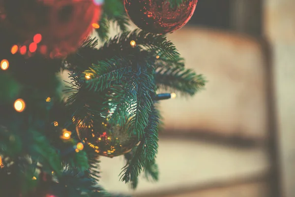 Geschmückter Weihnachtsbaum Auf Verschwommenem Hintergrund Weihnachtsschmuck Kugeln Hängen Tannenzweigen Weihnachtsbaumgirlanden — Stockfoto