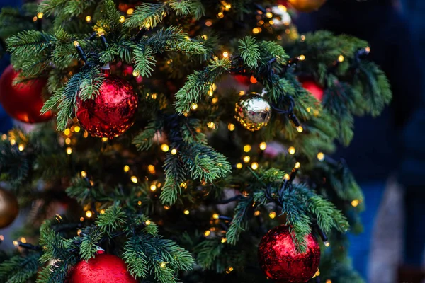 Geschmückter Weihnachtsbaum Auf Verschwommenem Hintergrund Silvester Und Weihnachten Hintergrund Mit — Stockfoto