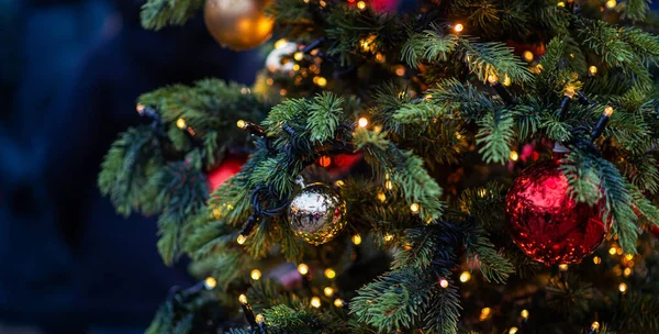 Geschmückter Weihnachtsbaum Auf Verschwommenem Hintergrund Silvester Und Weihnachten Hintergrund Mit — Stockfoto