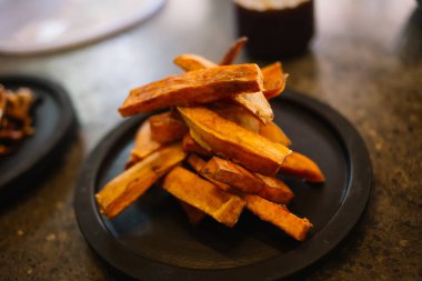 Soslu ve humuslu fırında havuç çubukları. Vejetaryen sağlıklı yiyecekler. Düz yerde, üst tarafta. Vejetaryen yaşam tarzı. Sağlıklı yiyecekler. Üst görünüm.