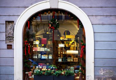 Güzel dekorasyon. Avrupa 'da geleneksel Noel pazarından alışveriş. Aydınlatma ve dekorasyon. Tarihi merkezde geleneksel noel pazarı. Seçici odak.