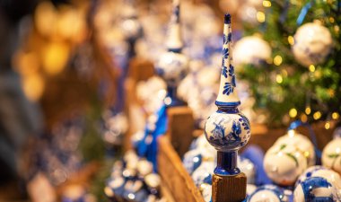 Geleneksel bir Avrupa Noel pazarında renkli dekorasyonlar. Geleneksel Noel pazarında vitrinlere bakmak. Alışveriş, kasaba meydanındaki kış tatili hediyelik eşya dükkanı. Seçici odak.