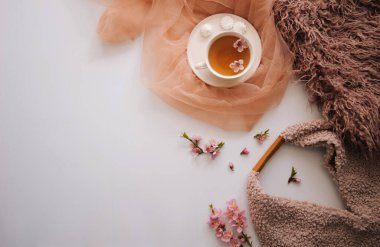 Elma ağacı çiçekli bir fincan çay. Beyaz bir fincanda, çiçekli beyaz bir tahta masada bitki çayı. Çay seremonisi. Uzayı kopyala Seçici odak.