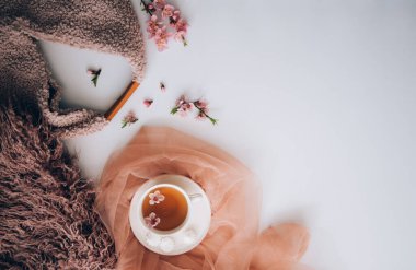 Elma ağacı çiçekli bir fincan çay. Beyaz bir fincanda, çiçekli beyaz bir tahta masada bitki çayı. Çay seremonisi. Uzayı kopyala Seçici odak.