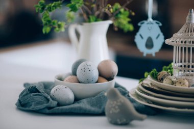 Yumurta ve bahar dallarıyla Paskalya arkaplanı. Mutlu Paskalyalar. Masa ayarı. Tatil arkaplanı.