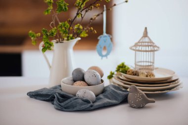 Yumurta ve bahar dallarıyla Paskalya arkaplanı. Mutlu Paskalyalar. Masa ayarı. Tatil arkaplanı.