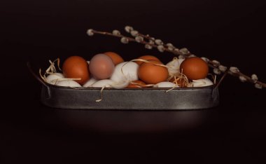 Arka planda paskalya yumurtaları olan klasik bir arka plan. Paskalya arkaplanı, yumurta ve bahar çiçekleri. Kopyalama alanı olan üst görünüm.