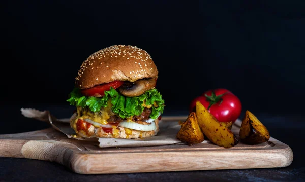 Świeże Rzemieślnicze Hamburgery Wołowe Warzywami Grzybami Sałatą Pomidorami Serem Sosami — Zdjęcie stockowe