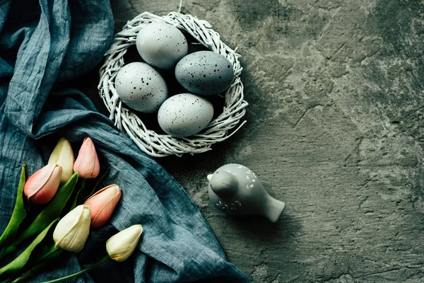 Huevos Pascua Nido Sobre Fondo Gris Fondo Pascua Con Huevos — Foto de Stock