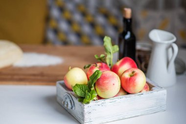 Tahta kutuda olgun kırmızı elmalar. Metnin için boşluk.