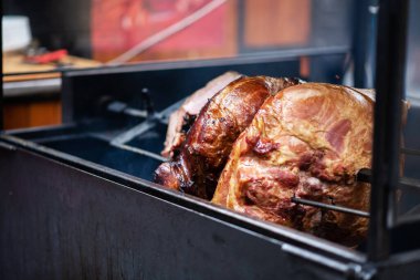 Çek Cumhuriyeti Prag 'da sokak gıda pazarında ızgara domuz budu..