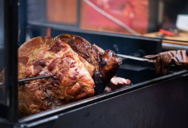 Çek Cumhuriyeti Prag 'da sokak gıda pazarında ızgara domuz budu..