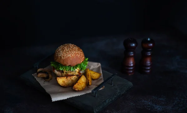 Saboroso Grelhado Hambúrguer Carne Caseira Tomate Queijo Pepino Alface Com — Fotografia de Stock