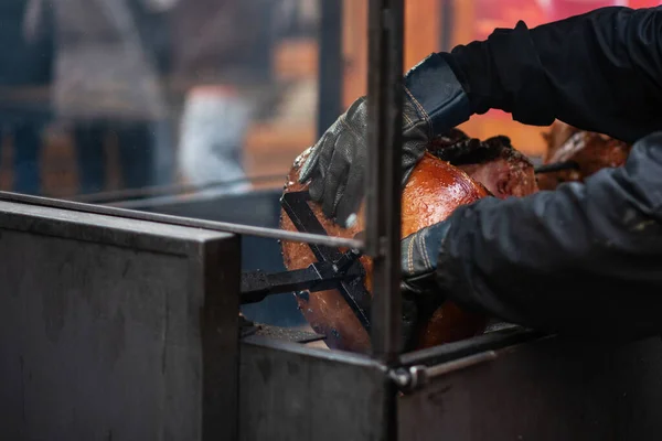 Grande Perna Porco Suculenta Grelha Feira Natal Praga Comida Tradicional — Fotografia de Stock