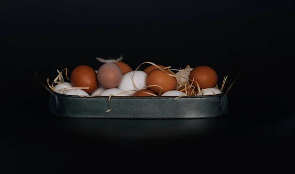 Куриные Яйца Винтажном Подносе Черном Фоне Органические Биологические Экологически Чистые — стоковое фото