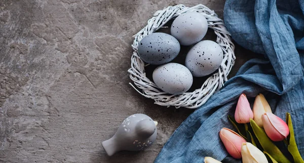 Huevos Pascua Nido Sobre Fondo Gris Fondo Pascua Con Huevos — Foto de Stock