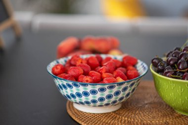 Mutfak masasında meyve ve böğürtlen.