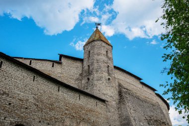 Eski Pskov kentindeki tarihi ve mimari kompleksin kale duvarı 12. yüzyılda Rusya 'da korundu..