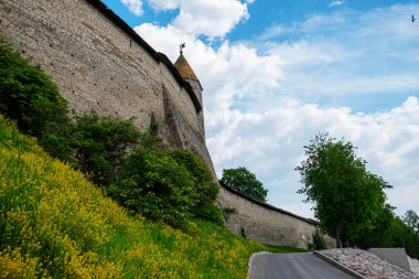 Eski Pskov kentindeki tarihi ve mimari kompleksin kale duvarı 12. yüzyılda Rusya 'da korundu..