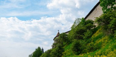 Eski Pskov kentindeki tarihi ve mimari kompleksin kale duvarı 12. yüzyılda Rusya 'da korundu..