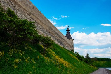 Eski Pskov kentindeki tarihi ve mimari kompleksin kale duvarı 12. yüzyılda Rusya 'da korundu..