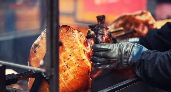 Grande Perna Porco Suculenta Grelha Feira Natal Praga Comida Tradicional — Fotografia de Stock