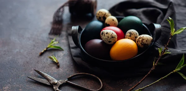 Bandeja Hierro Vintage Llena Coloridos Huevos Pascua Con Heno Rama — Foto de Stock