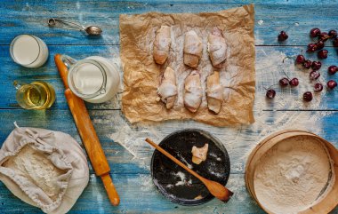Mutfak masasının üstünde taze hamur işleri vardır