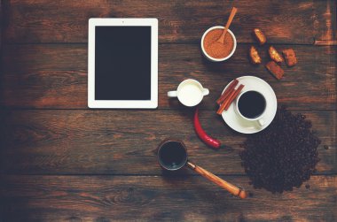 Kahve ve masaya bir tabak