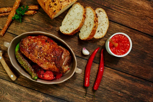 Izgara et ve masanın üzerine taze ekmek