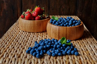yaban mersini ve çilek üzerinde rattan masa